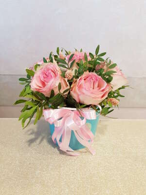 Купить онлайн Коробка "7 роз" 2. в интернет-магазине Праздник цветов и подарков с доставкой по Хабаровску недорого.